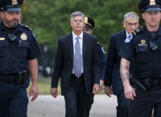 Embajador en Ucrania testifica contra Trump Impactolatin