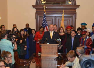 Proyecto de ley prohibirá a agencias silenciar a las mujeres Impactolatin