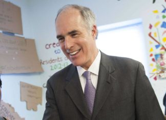 El senador estadounidense Bob Casey (D-PA) publicó una declaración luego del acuerdo sobre el tercer paquete de alivio de coronavirus (COVID-19) Impactolatin
