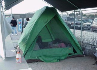 Denuncian que inmigrantes en centro de detención declaran huelga de hambre EFE