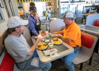Estadounidenses apoyan el confinamiento y reducir la inmigración.