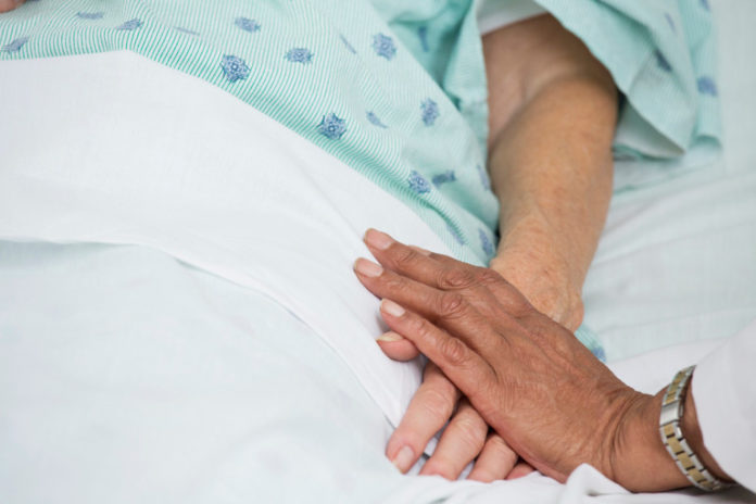 Falta de profesionales de cuidados paliativos causa dolor extra a pacientes de COVID-19