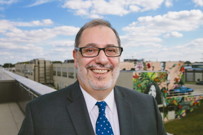 foto del reverendo Luis Cortes