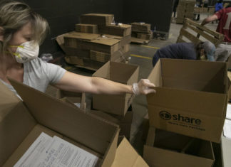 Ahora en decenas de miles de cajas de alimentos de Filadelfia: solicitudes de boletas de voto ausente