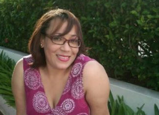 Con la boca abierta.