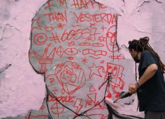 Grafitero dominicano en los muros de Berlín