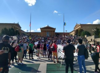 Imponen toque de queda en Filadelfia tras violentas protestas.