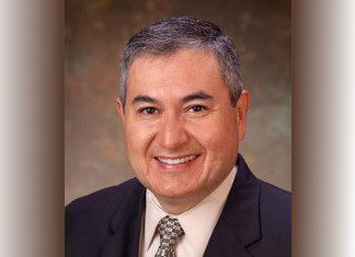 Mexicano lidera batallón médico que combate el brote que afecta a latinos.