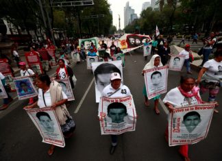 Fiscalía mexicana ordena detener a 46 funcionarios por el caso Ayotzinapa