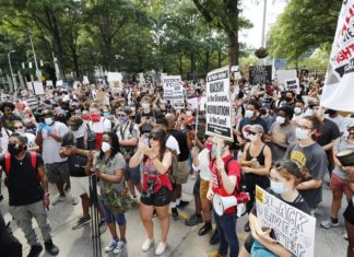 Dimite la jefa de la Policía de Atlanta al morir otro joven negro por tiros de un agente.