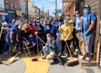 Miembros de la comunidad limpiando tras los saqueos