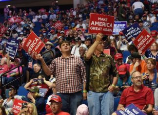 Trump ataca el «extremismo» demócrata en su primer mitin en meses por el COVID-19