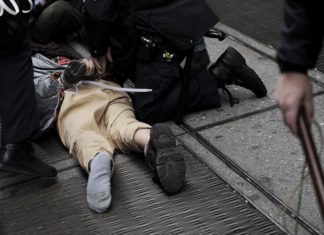 Arrestan y acusan a hombre por asesinato de dos latinos.