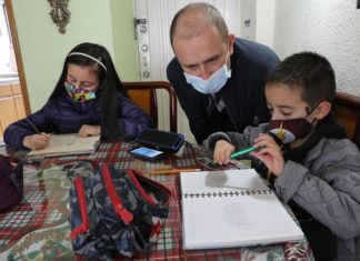 La radio vuelve a ser la escuela de miles de niños en Colombia.
