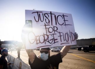 Funcionario de prisiones se burla de la muerte de George Floyd.