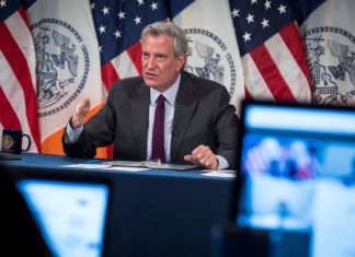 Nueva York se plantea retrasar la reapertura del interior de los restaurantes.