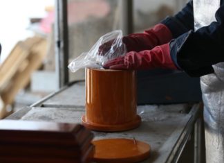 México repatria urnas de connacionales fallecidos en EE.UU. por COVID-19.