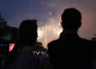 Banderas de EEUU quemadas y derribo de estatua de Colón en noche de protestas