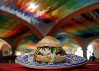 Los históricos chiles en nogada mexicanos se reinventan como hamburguesas