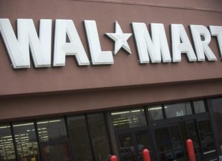 Despiden a dos empleados de Walmart por decir a un cliente «aprende inglés»