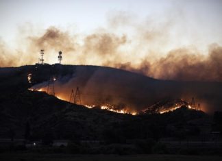 Primer gran incendio de la temporada en norte de California con 70 evacuados.