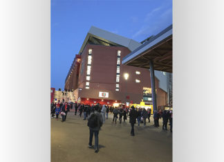 Liverpool celebra después de 30 años