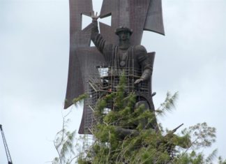 Un grupo de manifestantes pide que se retiren las estatuas de los conquistadores Colón y Ponce de León