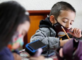 Puedes ver y abrazar a amigos y familiares durante la pandemia, pero sigue estas reglas