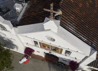 Juez niega demanda contra prohibición de cantar en iglesias de California