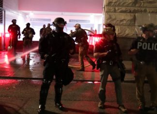 Anuncian cargos federales contra 22 arrestados en protestas en Portland.