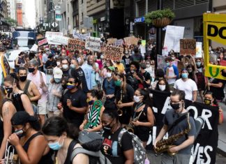 Profesores de Nueva York protestan contra la reapertura de los colegios