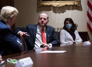 El gobernador de Colorado encabeza inédito evento en español contra COVID-19