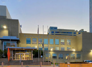 El distrito escolar de Filadelfia aprueba el plan para comenzar el año en línea