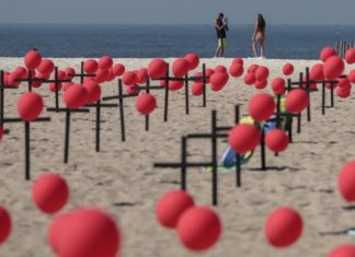 Copacabana rinde tributo a las muertes por COVID-19