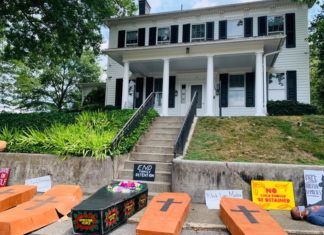 Manifestación fúnebre en la casa del gobernador Wolf