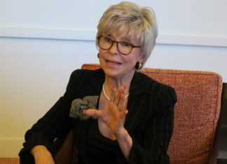 Rita Moreno insta a los latinos a ser votantes «feroces»