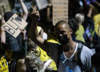 Un muerto por disparos en Portland tras choques entre manifestantes