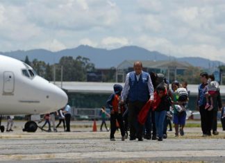 Demandan a la Administración por deportar a menores sin entrevista de asilo.