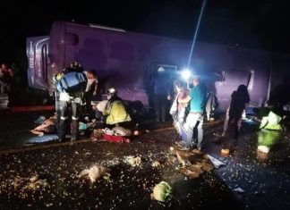 Al menos 13 muertos y 24 heridos tras volcarse camión en el centro de México.