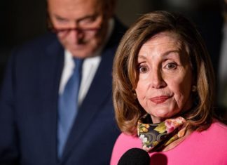 Pelosi tacha de «bazofia inconstitucional» las órdenes económicas de Trump.