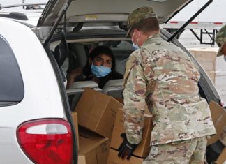 Familias latinas aguardan nueva ayuda: «Aquí ya estamos esperando el billete» Familias latinas aguardan nueva ayuda: "Aquí ya estamos esperando el billete"