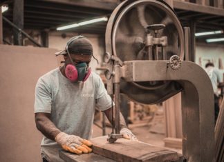 Aunque trabajemos más, nos pagan menos