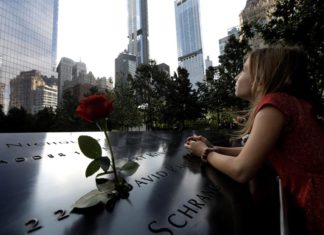 EEUU recuerda a los muertos en el aniversario del 11S en un año para olvidar