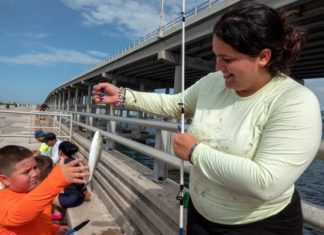 Más mujeres y latinos en la pesca