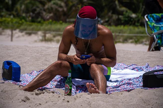 Hombre viste su protector facial EFE