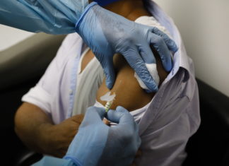 Señales de una “vacuna sorpresa en octubre” alarma a científicos de carrera