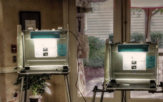 Pandemia obstaculiza al preciado bloque de votantes en centros de adultos mayores