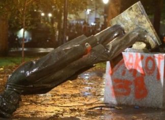 Trump resalta figura de Colón, mientras en Portland protestan