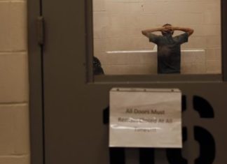 Denuncian que centro del ICE agrava sufrimiento de inmigrantes por pandemia