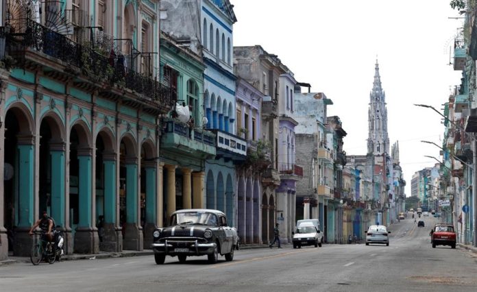 Vista general de una calle en La Habana (Cuba).
